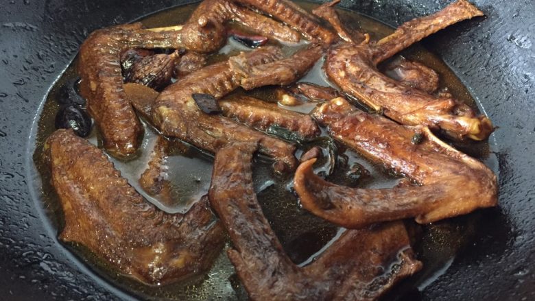 休闲零食～～卤鸭翅,留一点汤汁浸泡4小时食用即可