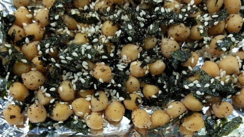 海苔芝麻烤鹰嘴豆,烤盘包上锡纸,把芝麻海苔鹰嘴豆平铺开。