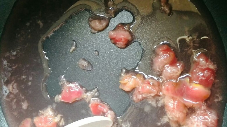 樱桃酒,将樱桃果肉、细砂糖和水倒入锅中,800瓦或中小火加热融化,过程中搅拌,稍微降温后加入朗姆酒,搅拌。