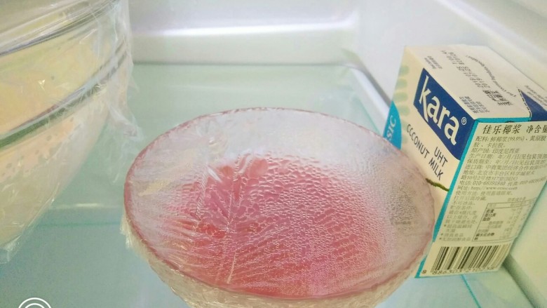 樱桃酒,用保鲜膜盖好,防止气味散发。