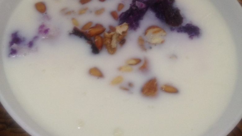 醪糟牛奶坚果糖水
