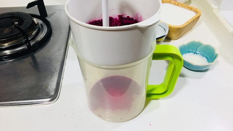 零失败火龙果椰蓉奶冻,豆浆机赠送产品哈哈,这样省去了清洗搅拌机和过筛的步骤,很方便