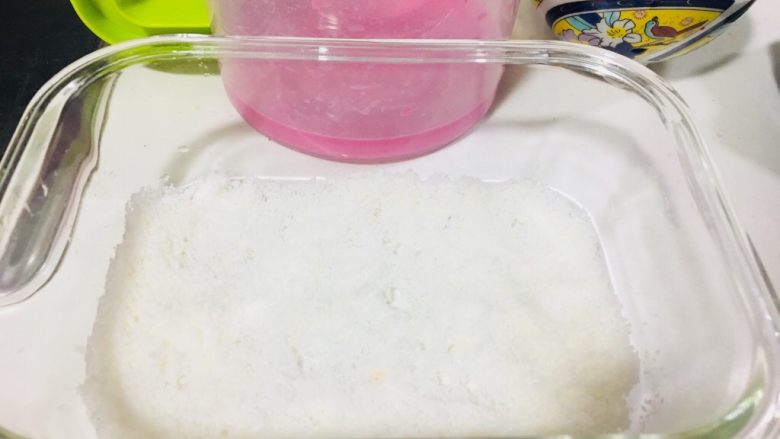 零失败火龙果椰蓉奶冻,找个方形的容器,底部撒上椰蓉