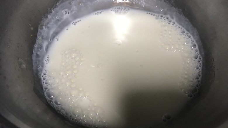 八寸芒果慕斯蛋糕,牛奶加热热吉利丁片融化搅拌均匀,然后保温下防止凝固