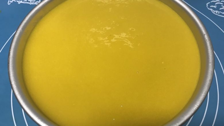 八寸芒果慕斯蛋糕,等慕斯定型好之后,将做好的镜面到入模具里,继续放入冰箱冷藏一夜