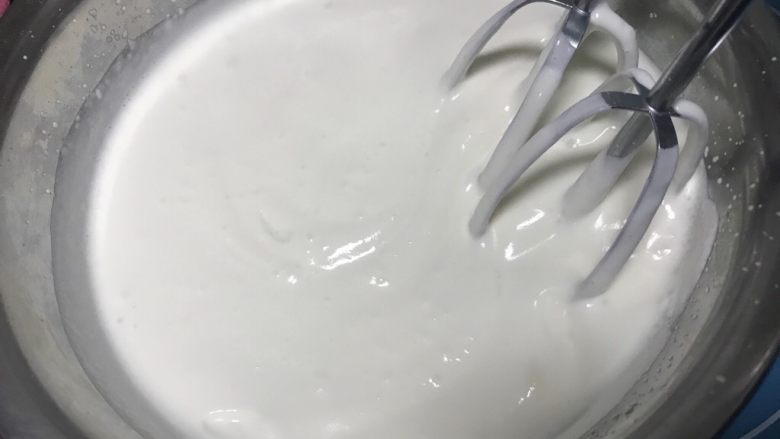八寸芒果慕斯蛋糕,打发6成即可有纹路就行,不要打发过了