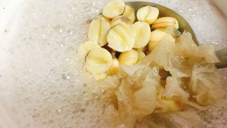 莲子红枣银耳糖水,如果喜欢银耳软糯一些口感的,可以再小火煮多10分钟。