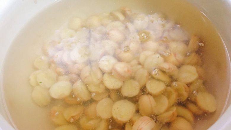莲子红枣银耳糖水,将莲子加入,水沸腾后,煮10分钟。