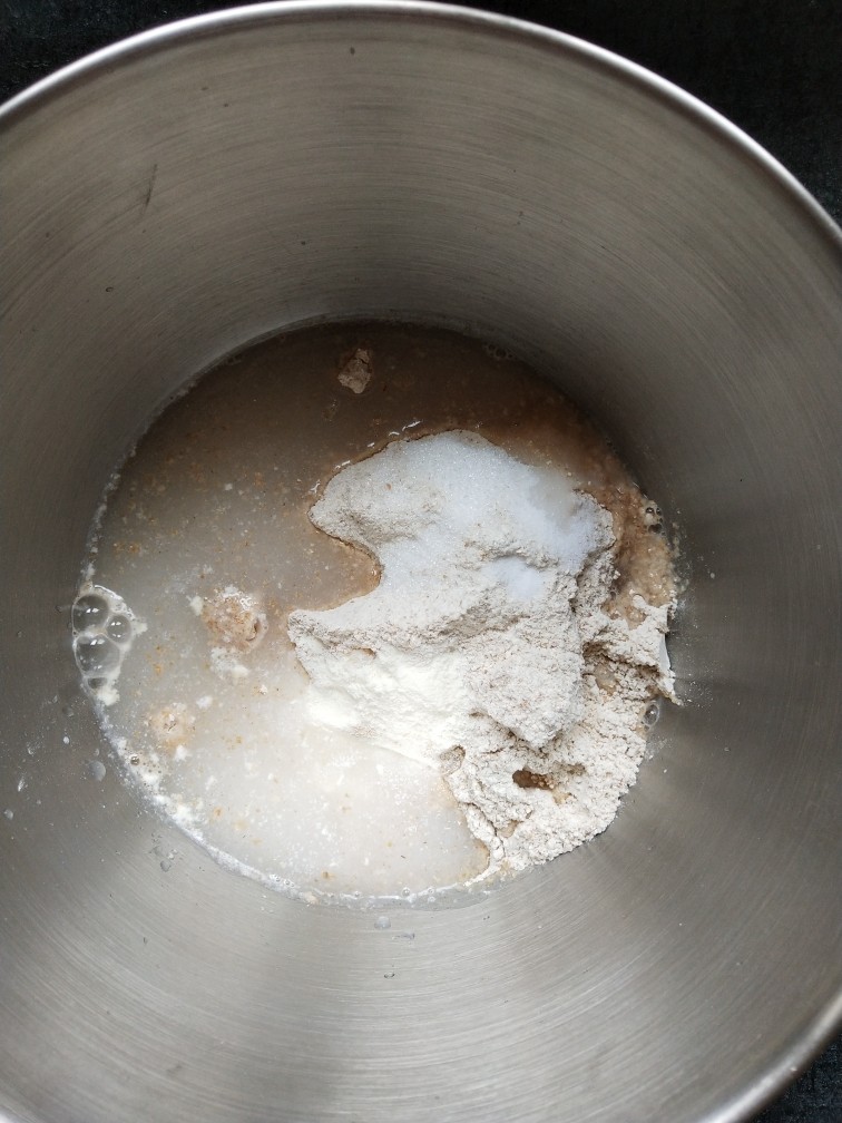 纯全麦～裸麦面包
(王后全麦面粉),除<a style='color:red;display:inline-block;' href='/shicai/ 887'>黄油</a>外将所有材料混合，盐和<a style='color:red;display:inline-block;' href='/shicai/ 731'>酵母</a>分开的放