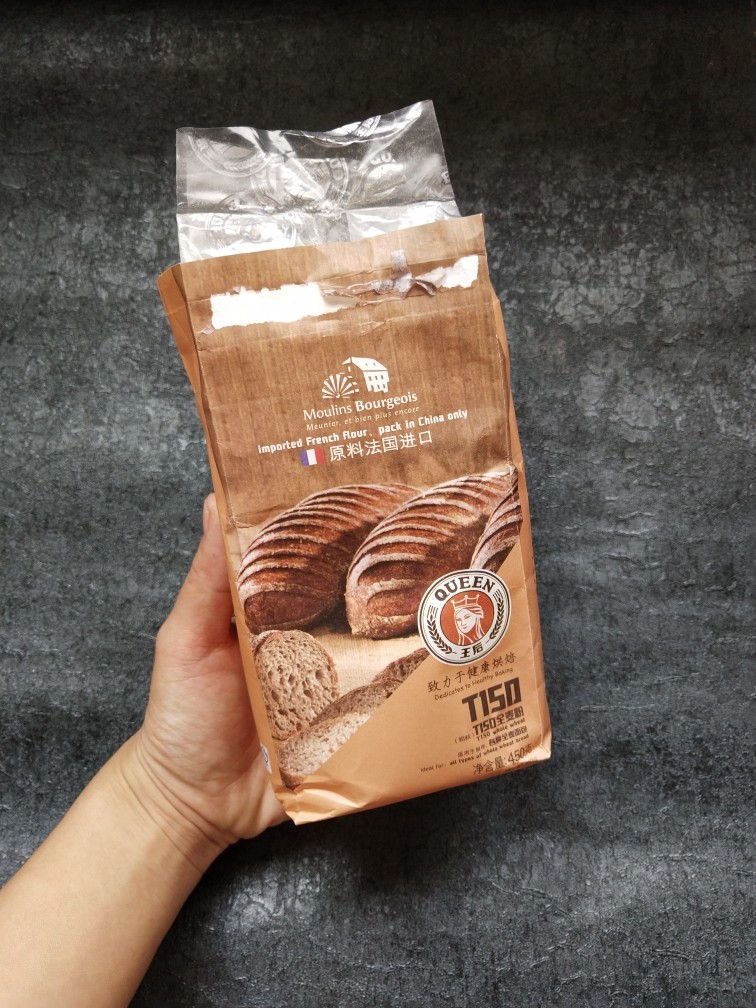 纯全麦～裸麦面包
(王后全麦面粉),我这里用的是王后牌子的全麦粉，没有再加高筋面粉，如果你们是其他品牌的全麦粉方子的水量要酌情调整，因为每个牌子的面粉吸水性都不同