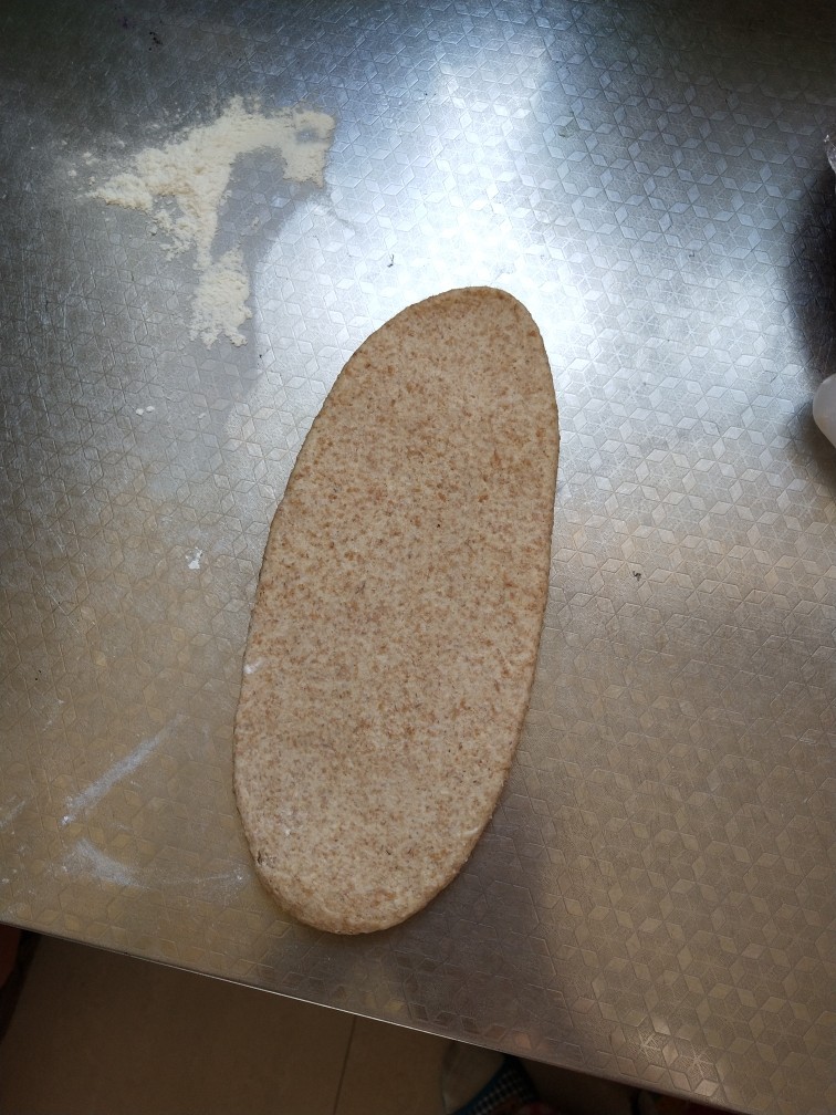 纯全麦～裸麦面包
(王后全麦面粉),松弛好的面团擀面成牛舌状