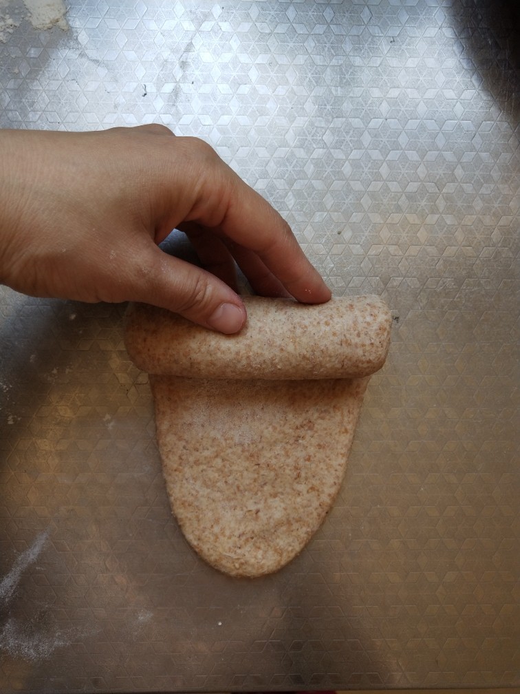 纯全麦～裸麦面包
(王后全麦面粉),从上端往下卷