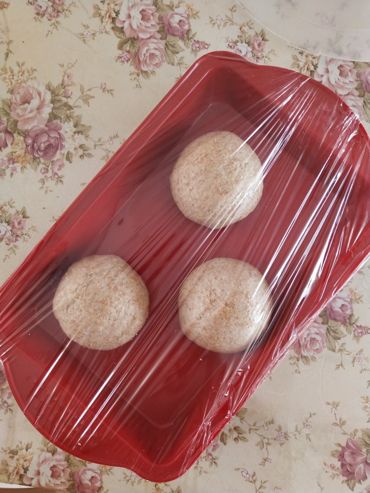 纯全麦～裸麦面包
(王后全麦面粉),平均分成3分松弛10分钟