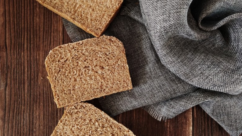 纯全麦～裸麦面包
(王后全麦面粉),切片看一下组织，不像普通吐司面包那么细腻，因为是全麦面团，膨胀性很差筋度几乎没有，吃起来口感也粗糙的很，但是健康低卡路里，可当主食或者制成三明治