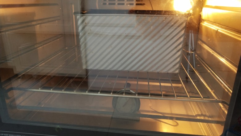 纯全麦～裸麦面包
(王后全麦面粉),烤箱180度烘烤35分钟，10分钟后盖锡纸或者盖盖子一起烤