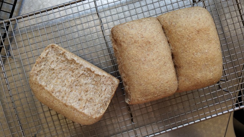 纯全麦～裸麦面包
(王后全麦面粉),出炉后马上脱模晾凉，待有余温时候装入保鲜袋密封保存