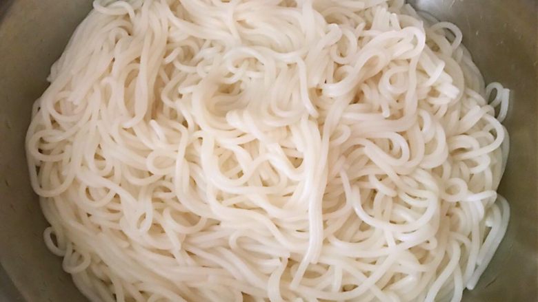 肉参番茄鸡蛋面,面条沥干水份放入容器中备用