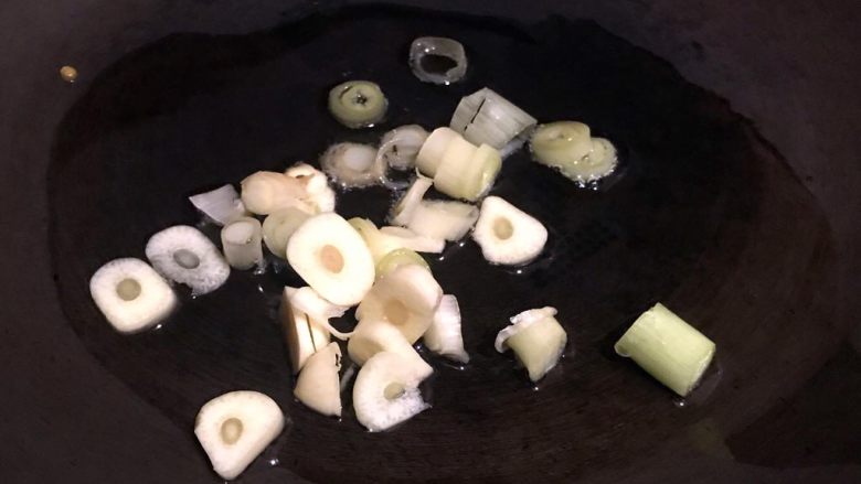 肉参番茄鸡蛋面,锅中倒入底油加热放入葱蒜爆香