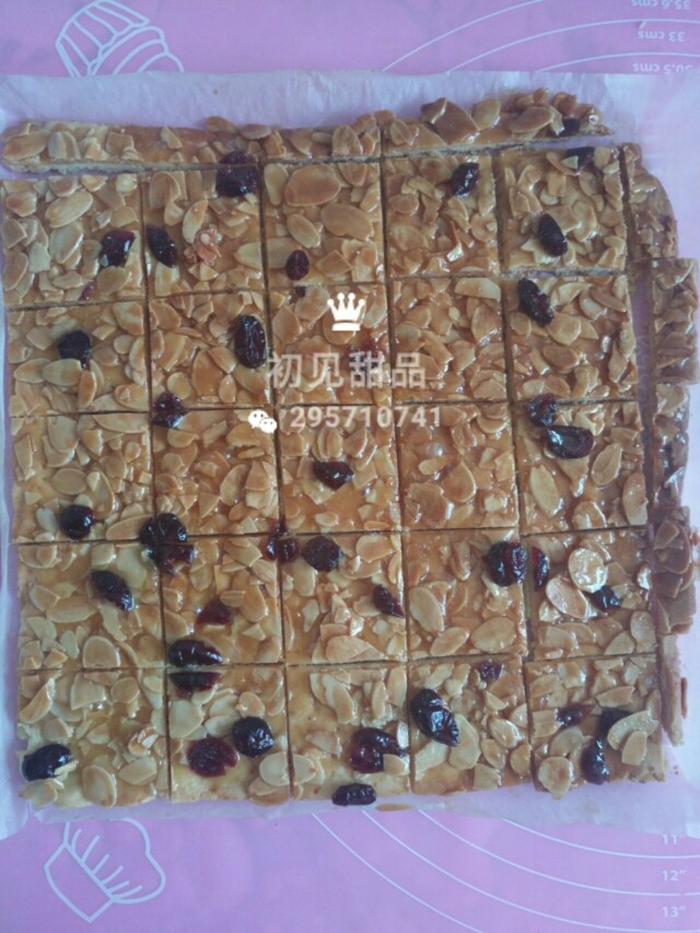 意式经典——弗洛伦萨饼干,不要晾凉以后再切,要趁饼干还温热的时候切开。由于灯光原因,照出来的颜色都偏暗一些。