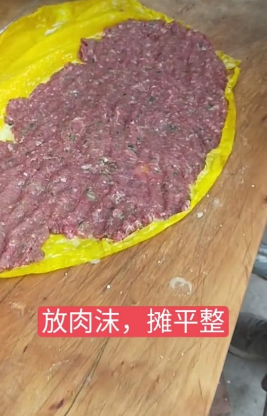 夹沙肉,肉末放在鸡蛋饼上