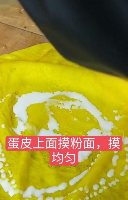 夹沙肉,玉米淀粉用水化开,撒在鸡蛋饼上