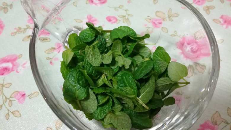 薄荷戚风,把薄荷去掉杆,留下叶子。