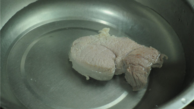 回锅肉片,将其捞出,用凉水紧一下