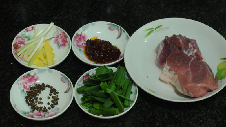 回锅肉片,食材准备好,辣椒段、姜片切好,<a style='color:red;display:inline-block;' href='/shicai/ 3348'>青蒜</a>斜切成3-7厘米长的段备用