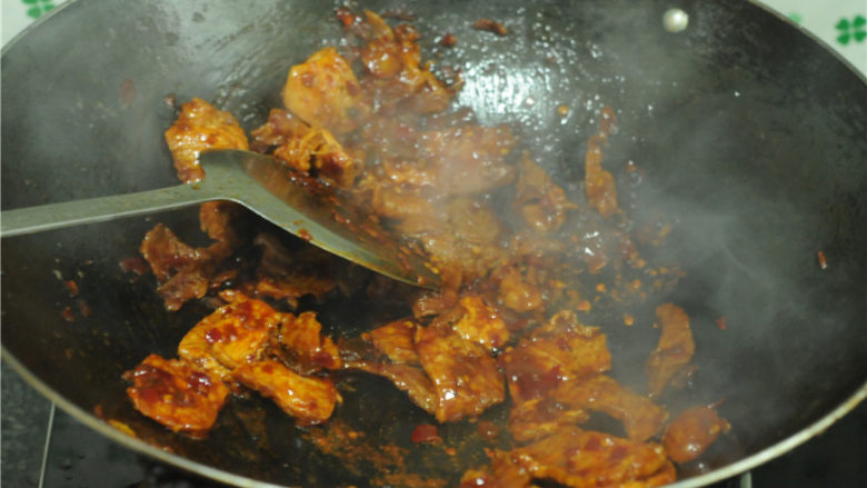 回锅肉片,将猪肉片放入,加入<a style='color:red;display:inline-block;' href='/shicai/ 3729'>白糖</a>和豆瓣酱炒匀