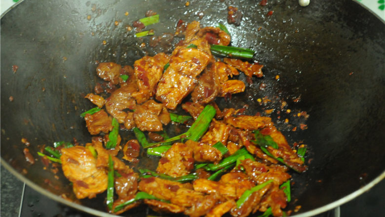 回锅肉片,最后放入青蒜,迅速翻拌均匀即可