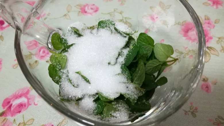 薄荷戚风,放入15克糖,剩下的糖用来打发蛋白。