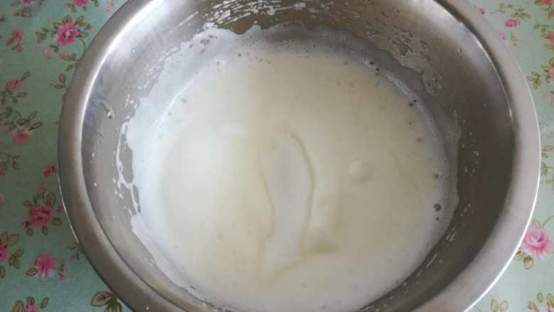 薄荷戚风,蛋白变细腻,但仍然有小气泡时加入第二次的糖继续打发。