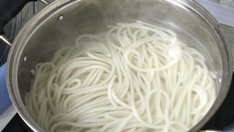 新疆炒米粉(家庭版),泡好的米粉,沸水下锅煮10分钟;