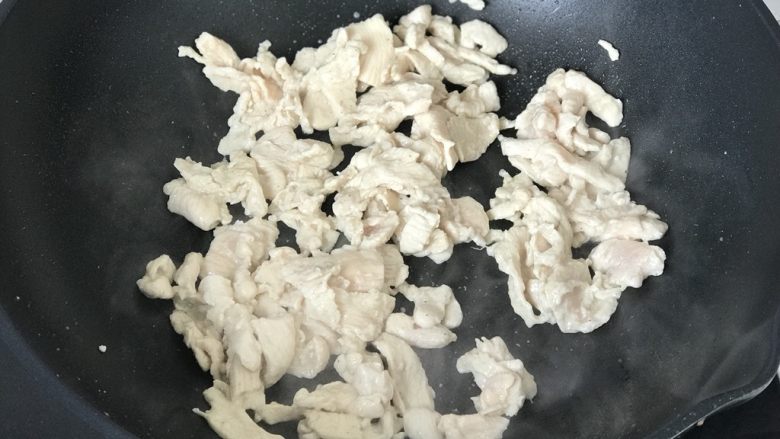 新疆炒米粉(家庭版),炒锅中倒入适量食用油,放入鸡胸肉片翻炒,炒干水分盛出;