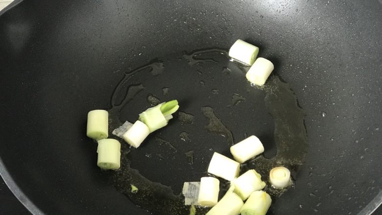 新疆炒米粉(家庭版),锅擦净,倒入适量食用油,放入葱段爆香;