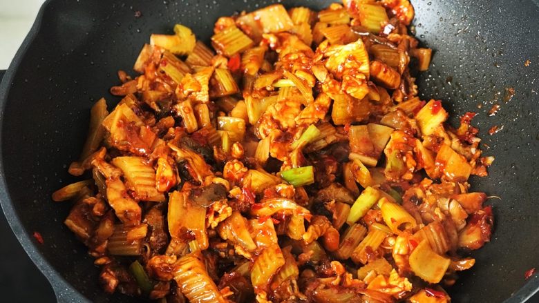 新疆炒米粉(家庭版),把食材和酱料翻炒均匀;