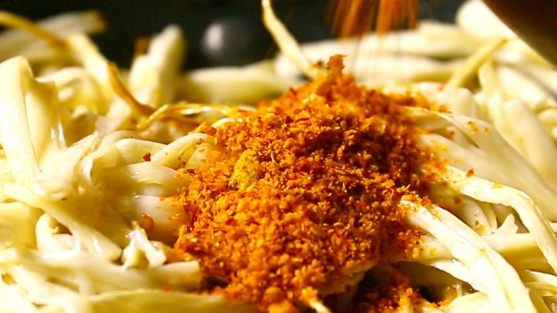 比肉还好吃的重口味香辣杏鲍菇!丝,锅内放油 放入烤好的<a style='color:red;display:inline-block;' href='/shicai/ 238'>杏鲍菇</a> 加 烧烤料