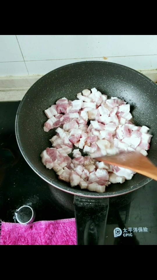 家常版卤肉饭,锅里放一点油,炒一下五花肉!