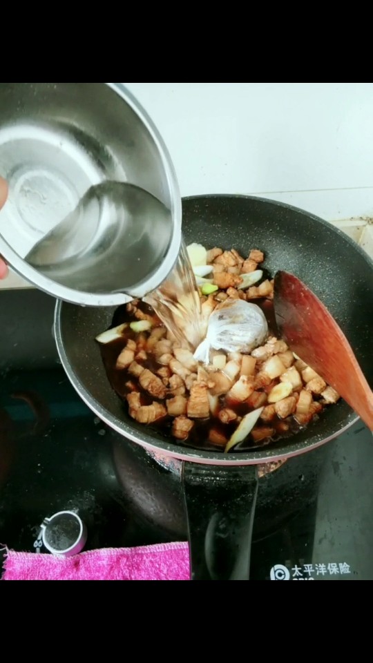 家常版卤肉饭,放入热水,弄过肉