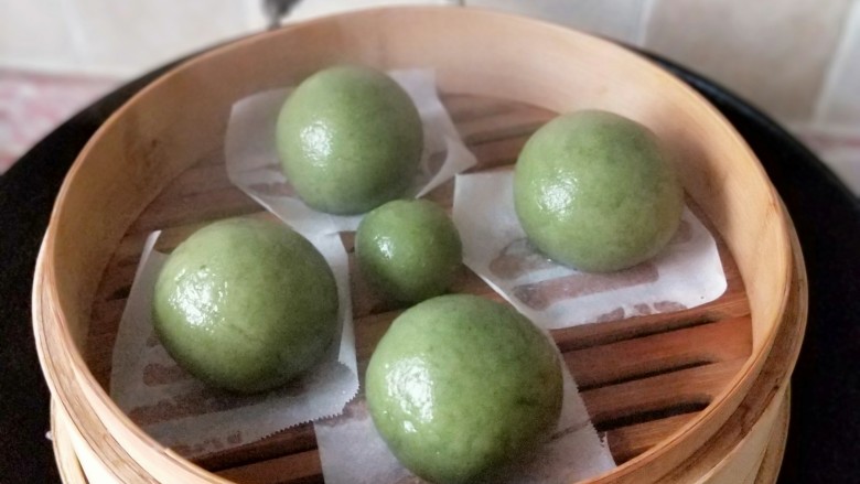 网红肉松青团,冷水上锅蒸,上气后五六分钟就差不多了,蒸好颜色会变深,时间不能蒸太久,可以搓一个小艾叶团,关火前先尝尝那个小青团是否熟透