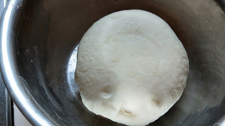 麻油芝麻驴肉火烧,加适量水合成面团,为了发酵快,放入温锅中,很快就发起了。