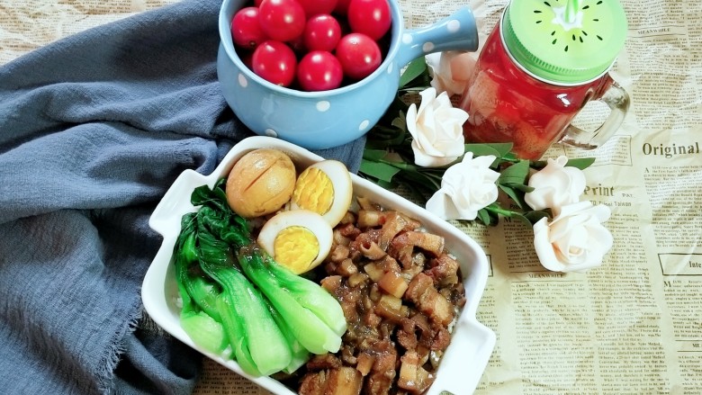 家常版卤肉饭,摆盘就好了,还有一杯草莓🍓汁!超级美味的卤肉饭简单好吃!