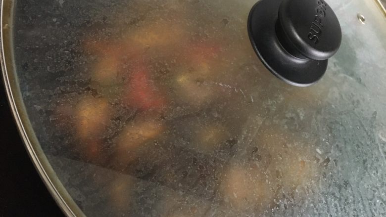 酱炒茄丝,加点水,中小火盖上锅盖焖三分钟左右