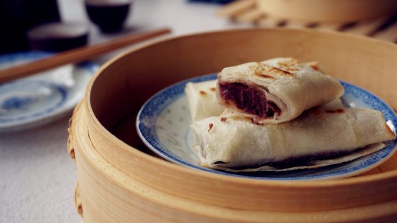 豆沙春卷,咬一口,外皮酥脆,豆沙甜而不腻。