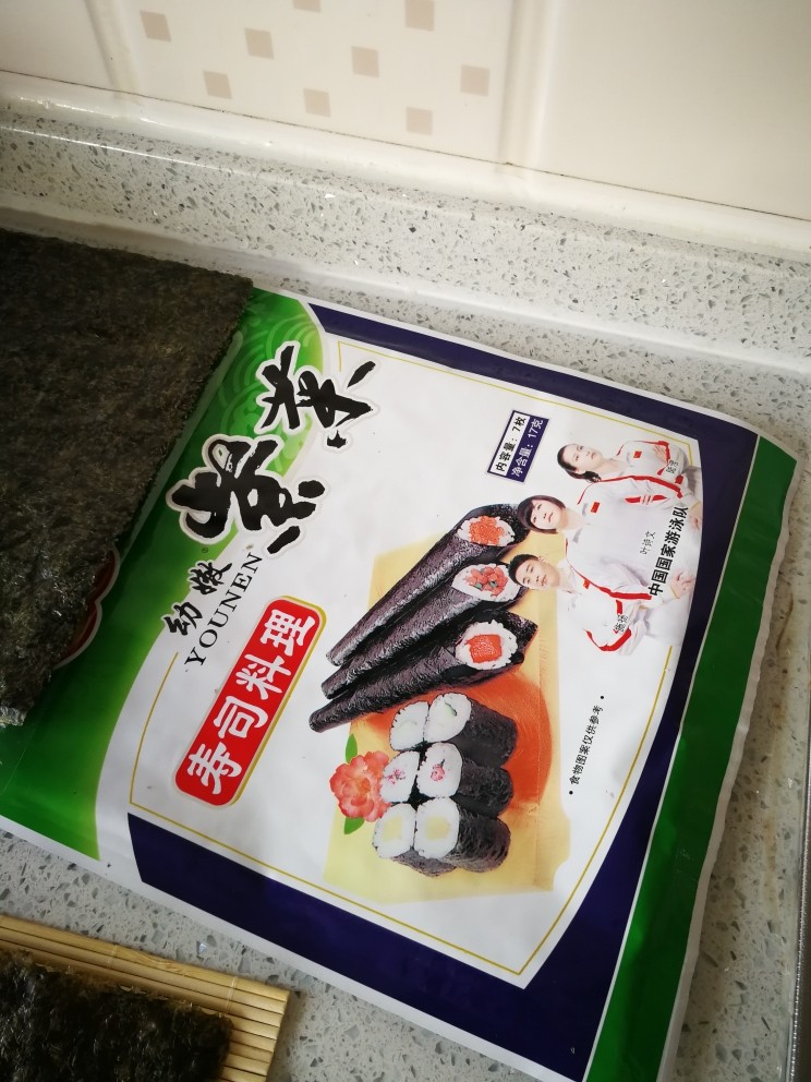 紫菜包饭,备好<a style='color:red;display:inline-block;' href='/shicai/ 273'>紫菜</a>,带寿司帘的最好,以便卷的时候方便。