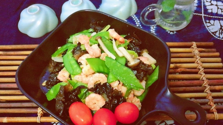 #菌类料理#
瘦身餐之蟹味菇炒虾仁,虾仁香甜、四季豆脆甜、黑木耳香脆、蟹味菇鲜美,这一道快手菜作为晚餐,制作快速、营养丰富、味道鲜美,还能瘦身哦