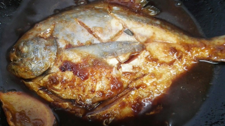 糖醋鲳鱼,加入适量醋调味,开小火慢慢炖煮