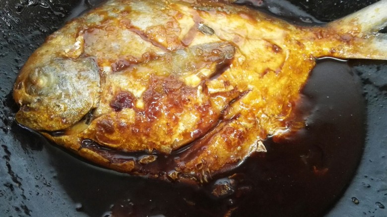 糖醋鲳鱼,期间记得铲下鱼底部以免粘锅,等汁收干鱼入味即可出锅