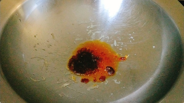 香煎鸡胸肉,锅中留底油,下入<a style='color:red;display:inline-block;' href='/shicai/ 705'>豆瓣酱</a>煸香,然后加入调料汁儿后关火,取出备用