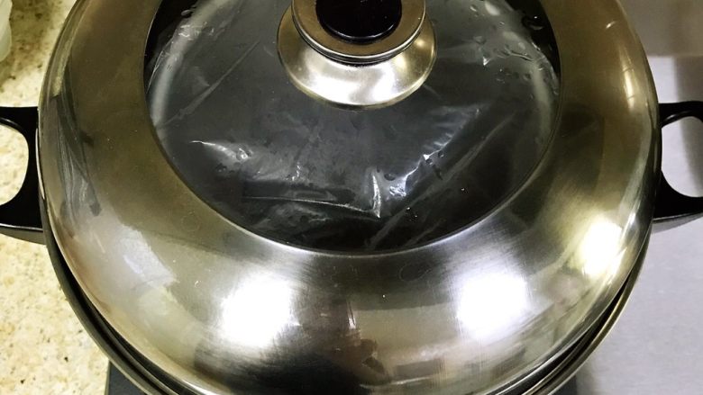 奶香黑米糕,蒸锅内水烧开后,将模具放入蒸锅中,大火蒸30分钟,关火焖3分钟后再开盖,倒扣晾凉至不烫手即可脱模
